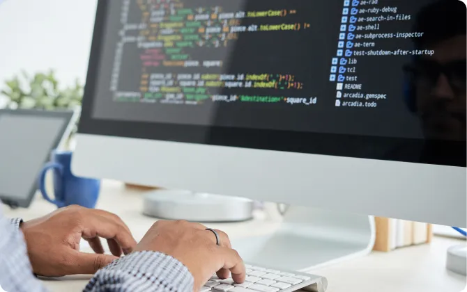 Développeur travaillant sur du code