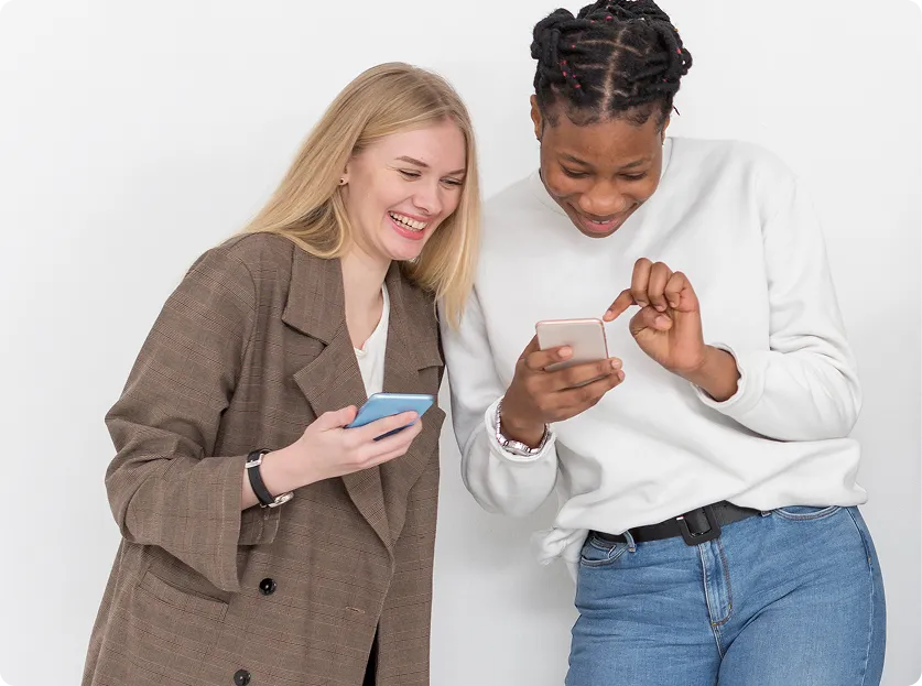 Deux jeunes femmes consultant leurs smartphones