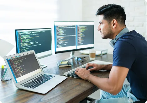 Développeur devant plusieurs écrans de code