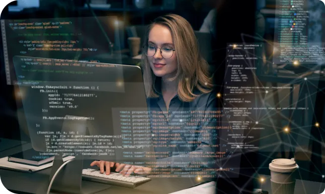 Développeuse devant des lignes de code