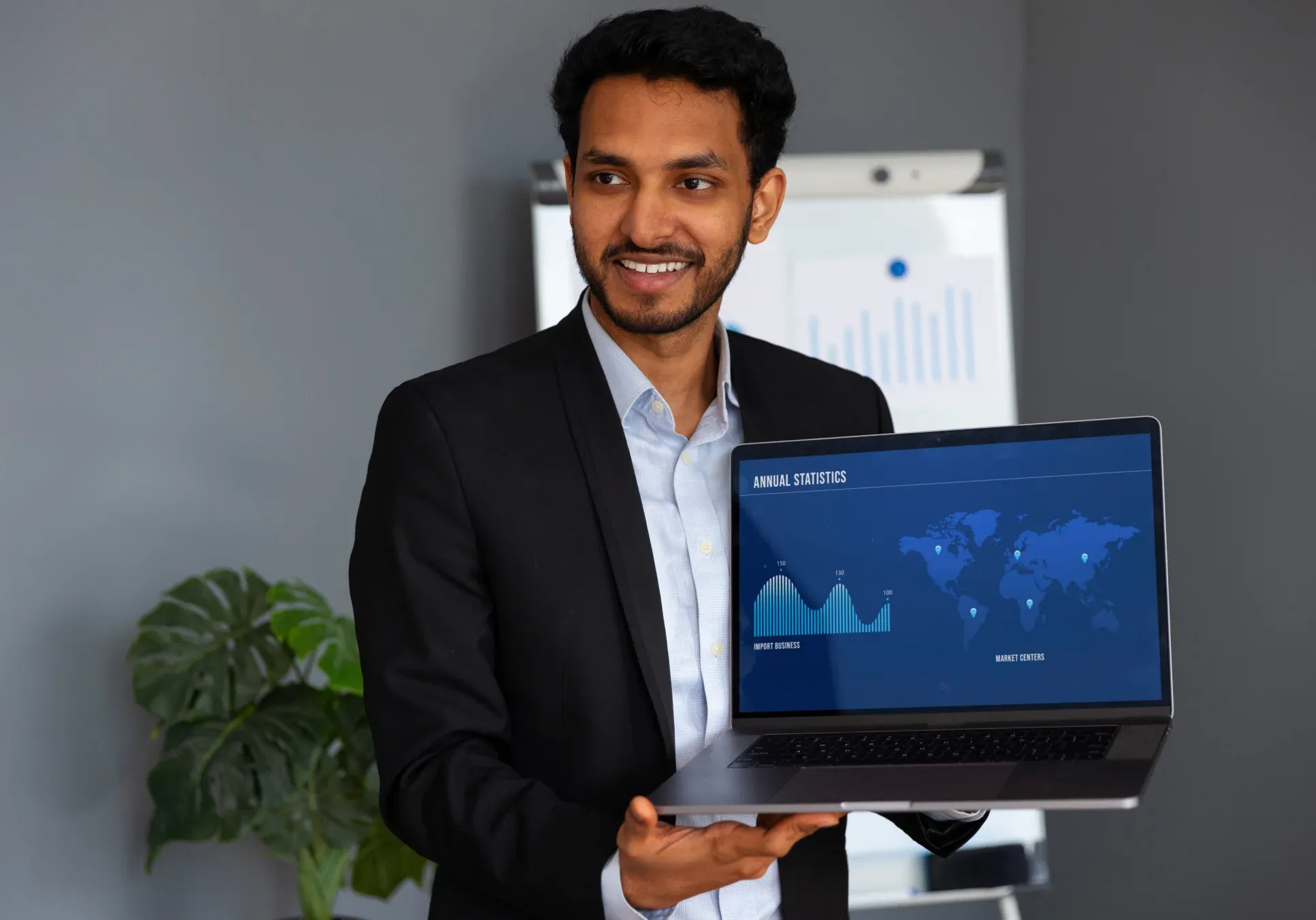 Consultant présentant un tableau de bord sur un ordinateur portable