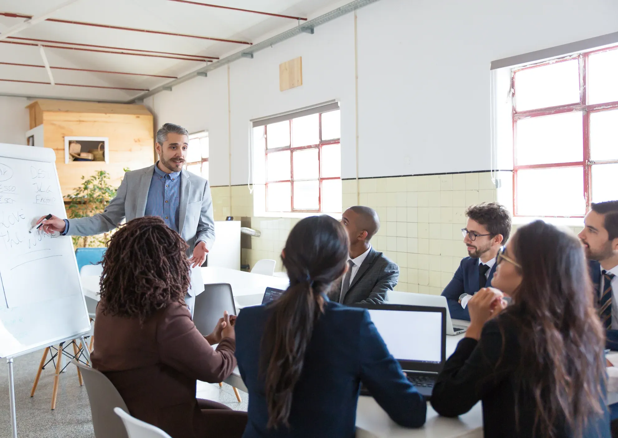 Formateur présentant devant un tableau blanc