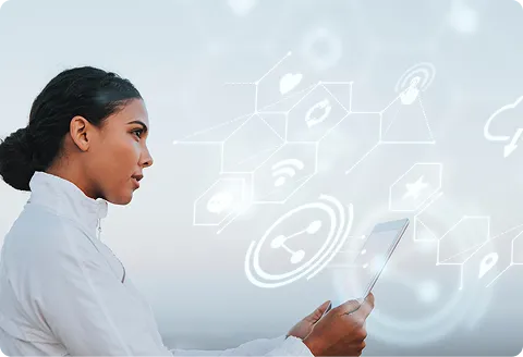Femme utilisant une tablette numérique