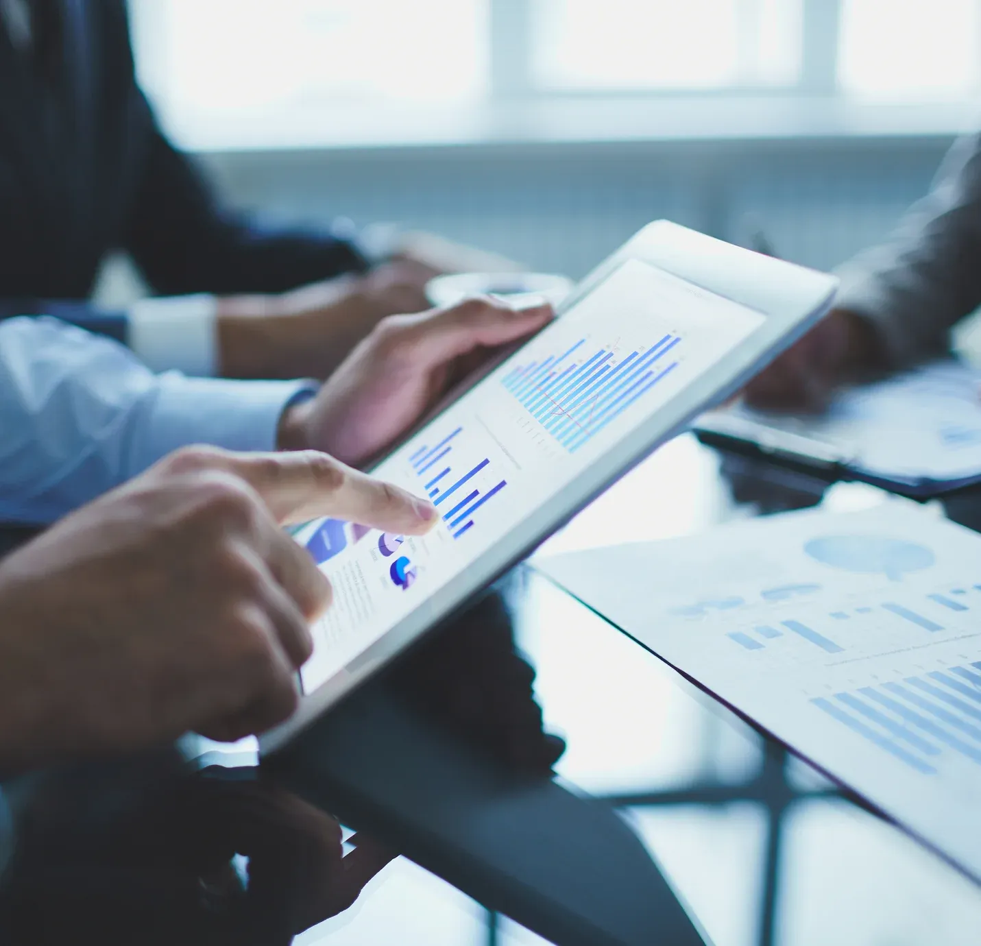 Homme d’affaires consultant une tablette